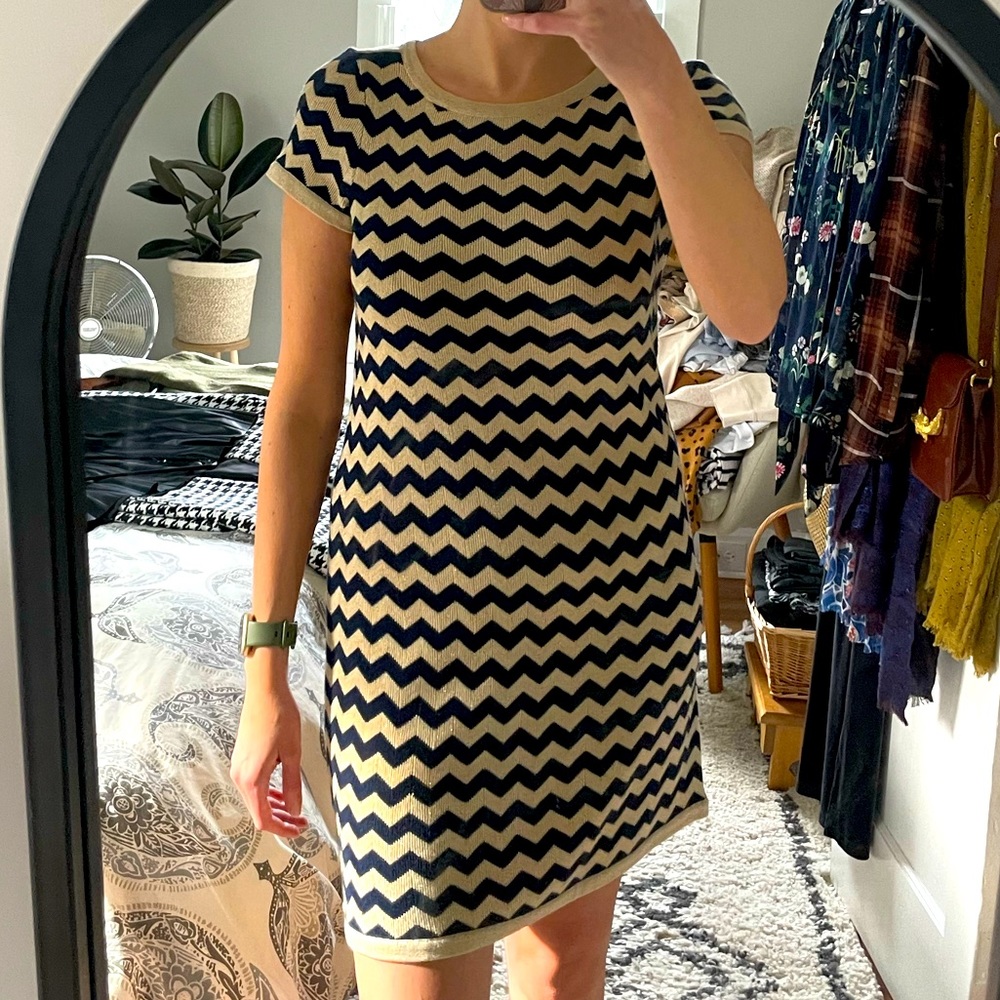 Holiday ready! Lilly Pulitzer navy & gold sweater dress in chevron pattern